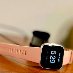 Fitbit Versa Lite Edition Smartwatch